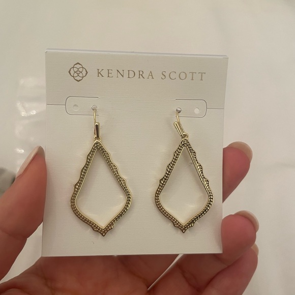 Kendra Scott Jewelry - NWT Kendra Scott Sophia Drop Earrings in Gold